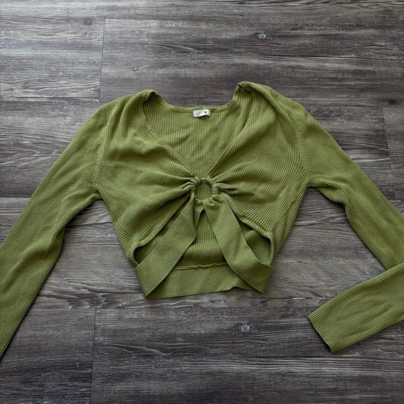 Green Ribbed Knot Front Top - Picture 2 of 4